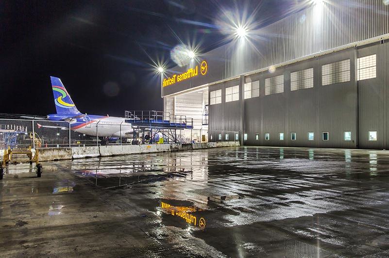 Exterior of Lufthansa Technik Heavy Maintenance Facility at night. 飞机从后面进入机库.